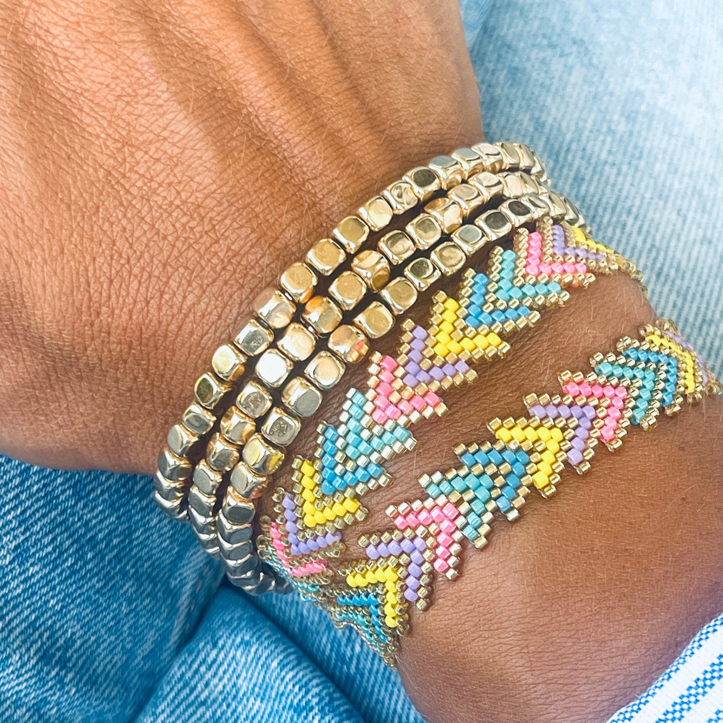 Bracelets Hymaya Tropical Beam en hématite dorée et chevron coloré pastel.