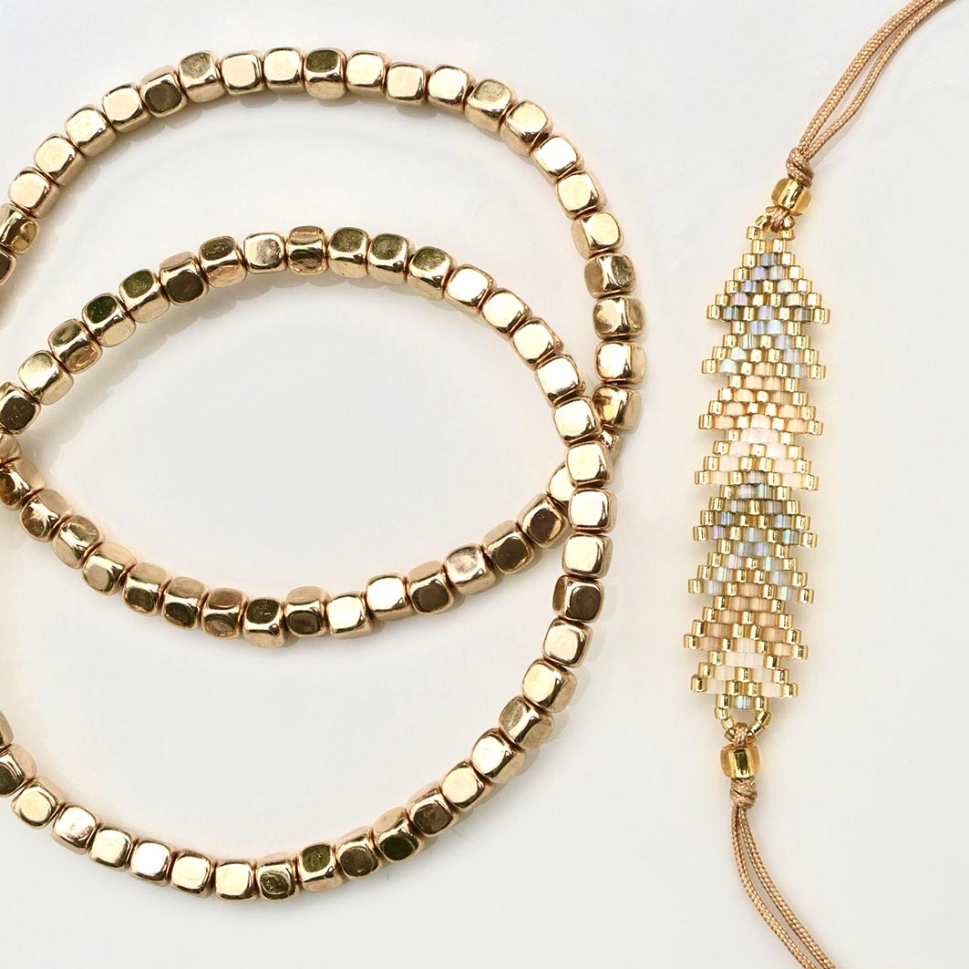 Set Golden Harmony – deux bracelets dorés en hématite et un bracelet chevron lumineux