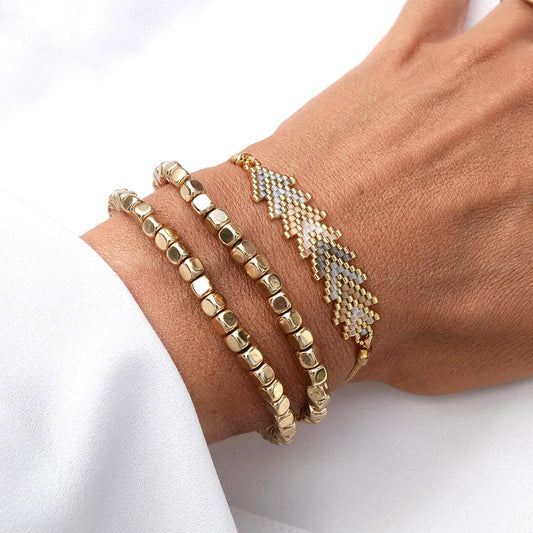 Bracelets dorés Golden Harmony avec perles d’hématite et bracelet chevron raffiné
