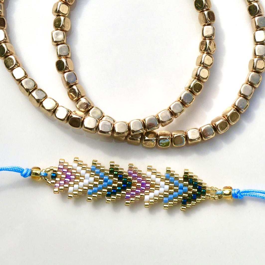 Trio de bracelets femme dorés et chevron coloré inspiré des cristaux – bijou chic et tendance