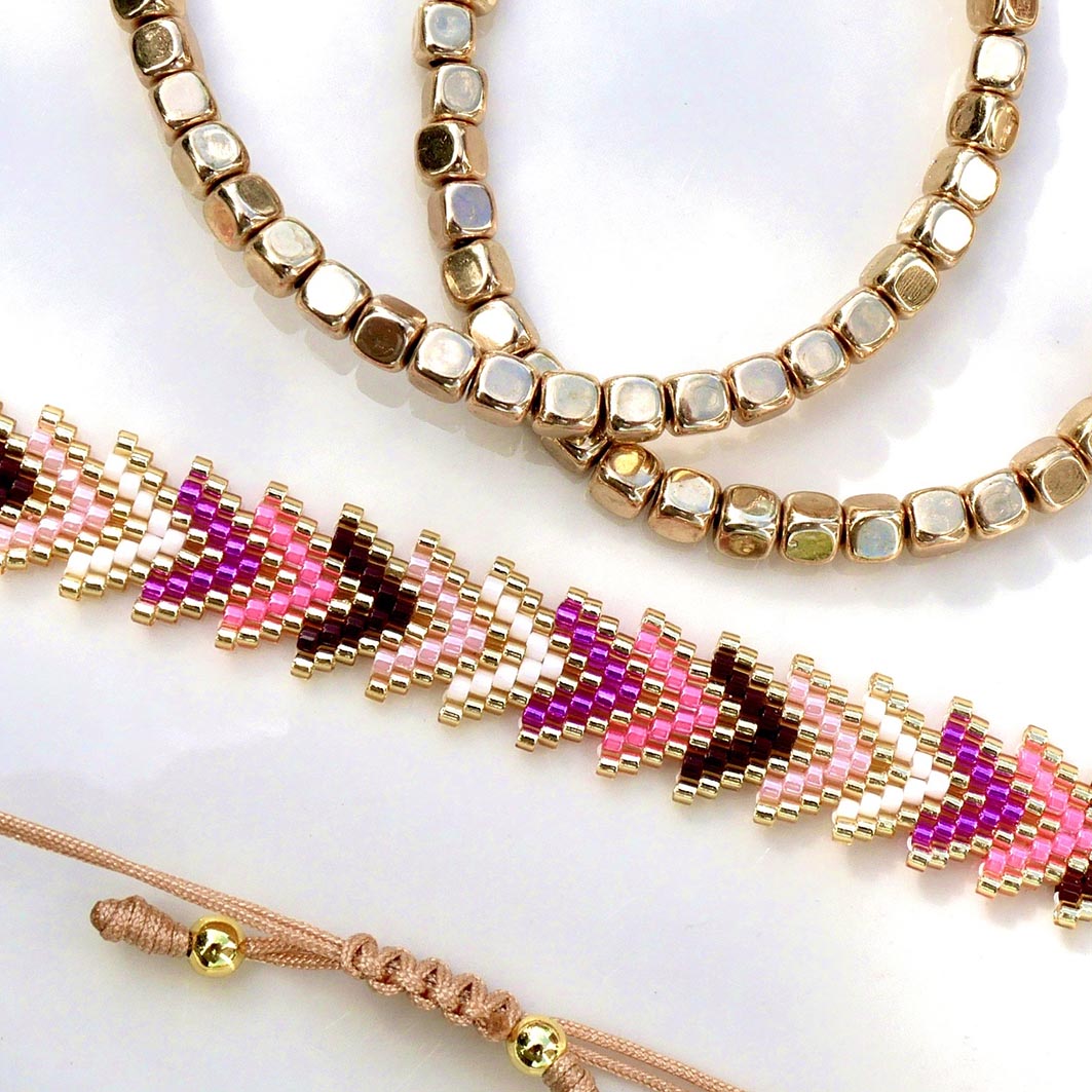 Set Pink Aura – deux bracelets dorés et un chevron coloré