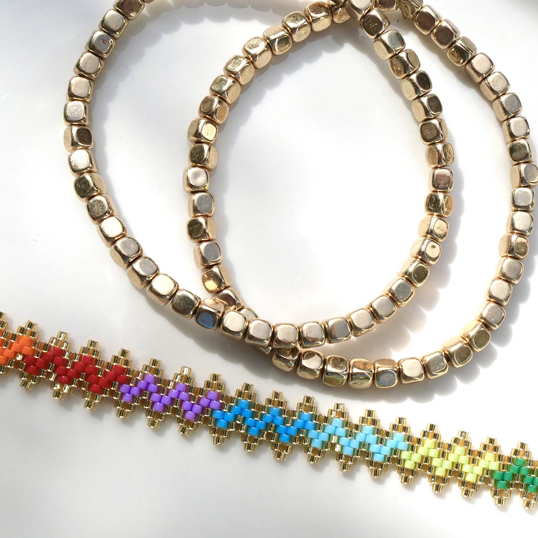Set Rainbow Mood – deux bracelets dorés et un chevron coloré