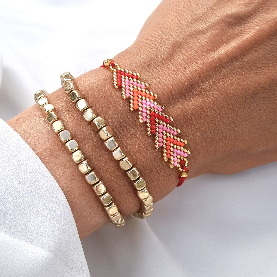 Set de bracelets Coral Vibes en hématite dorée et perles chevron rouge, corail et rose – bijoux bohèmes femme