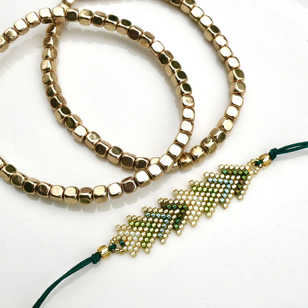 Trio de bracelets femme dorés avec chevron perles vertes, blanches et dorées – style bohème chic