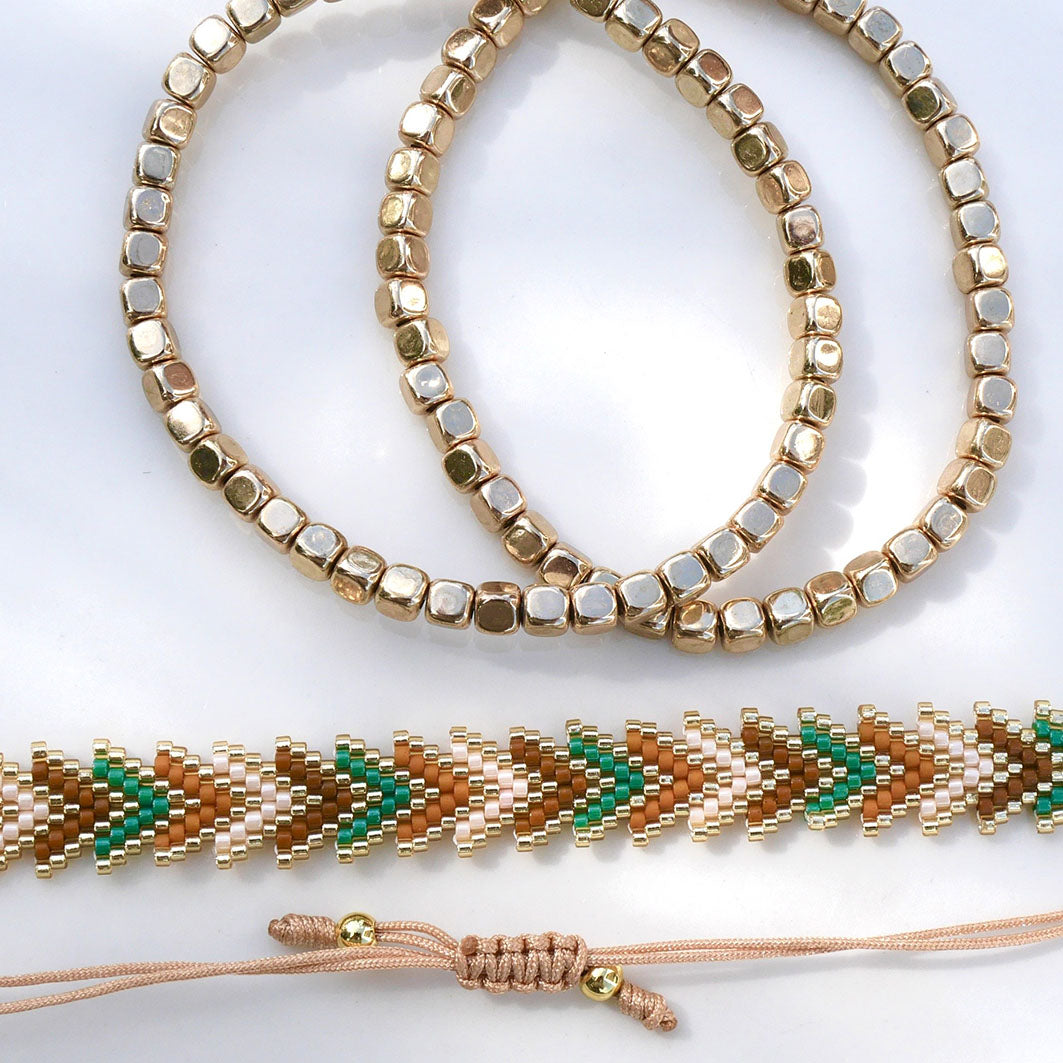 Trio de bracelets femme dorés et chevron aux tons naturels inspirés de la jungle – bijou chic et tendance