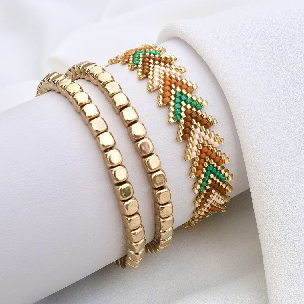 Set de bracelets Boho Jungle en hématite dorée et chevron caramel, vert et sable – bijoux bohèmes femme