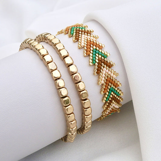Set de bracelets Boho Jungle en hématite dorée et chevron caramel, vert et sable – bijoux bohèmes femme