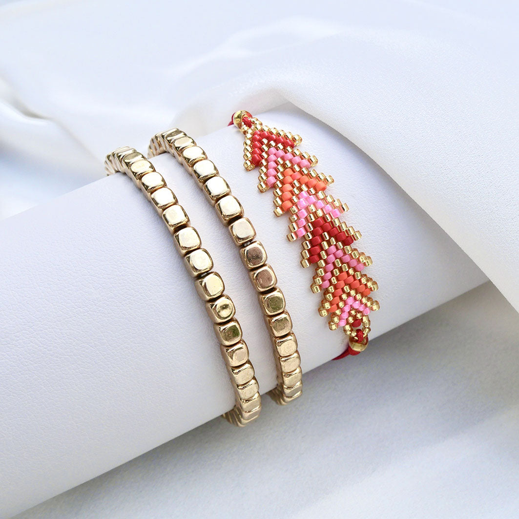 Set de bracelets Coral Vibes en hématite dorée et perles chevron rouge, corail et rose – bijoux bohèmes femme