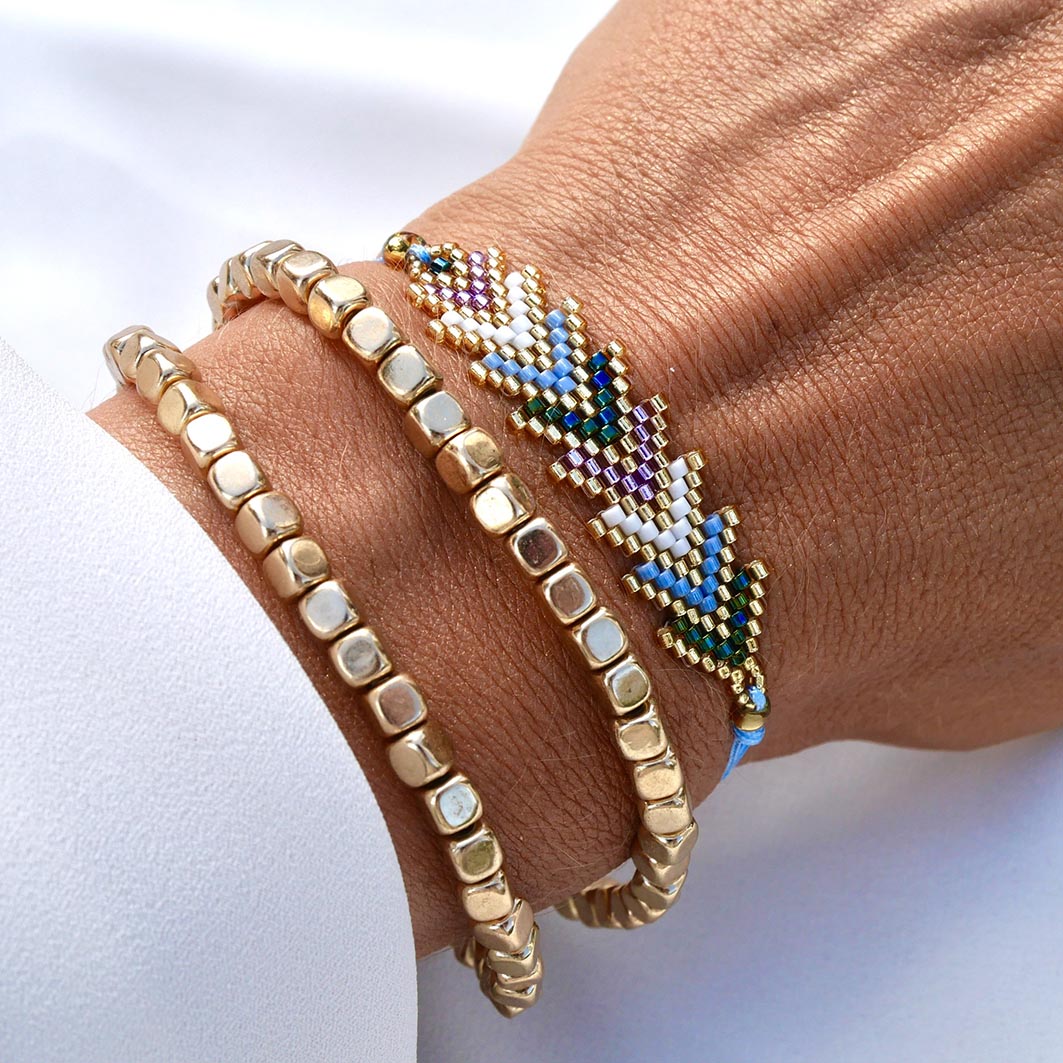 Bracelets dorés avec chevron perles multicolores style arc-en-ciel – set Crystal Glow Hymaya
