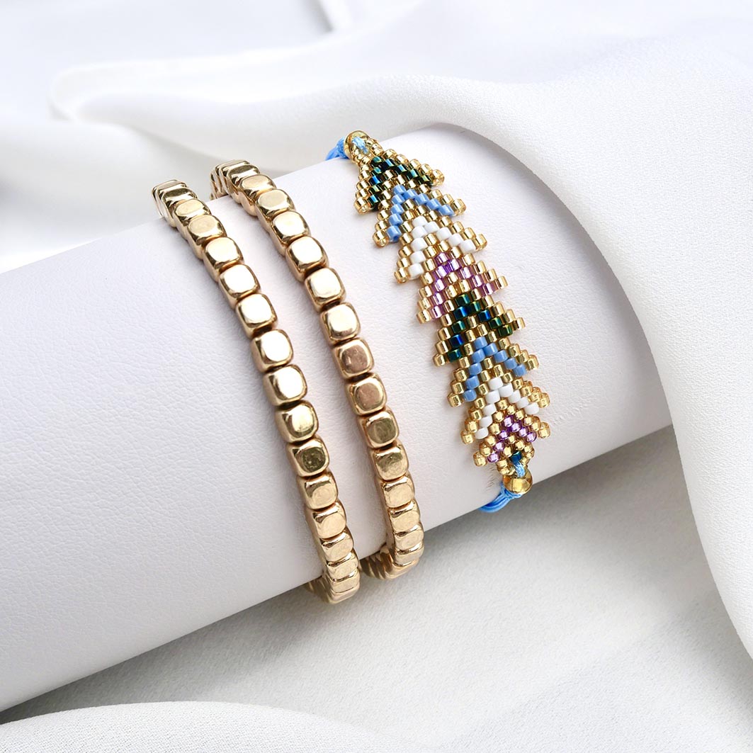 Set de bracelets Crystal Glow en hématite dorée et chevron multicolore bleu, violet et vert – bijoux bohèmes femme