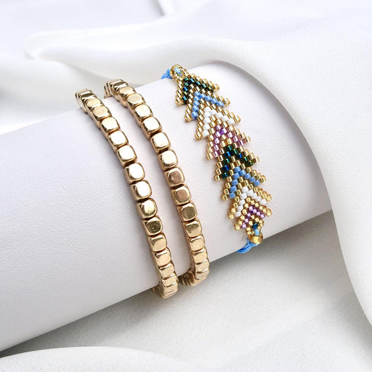 Set de bracelets Crystal Glow en hématite dorée et chevron multicolore bleu, violet et vert – bijoux bohèmes femme