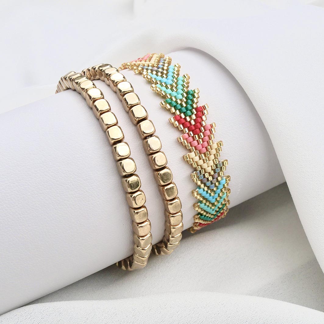 Set de bracelets Fairy Glow en hématite dorée et chevron pastel multicolore – bijoux bohèmes femme