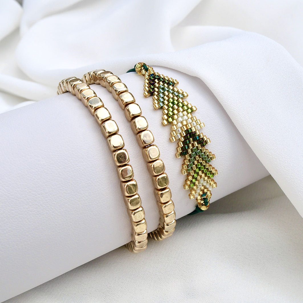 Set de bracelets Forest Glow en hématite dorée et chevron vert sur lien – bijoux bohèmes femme