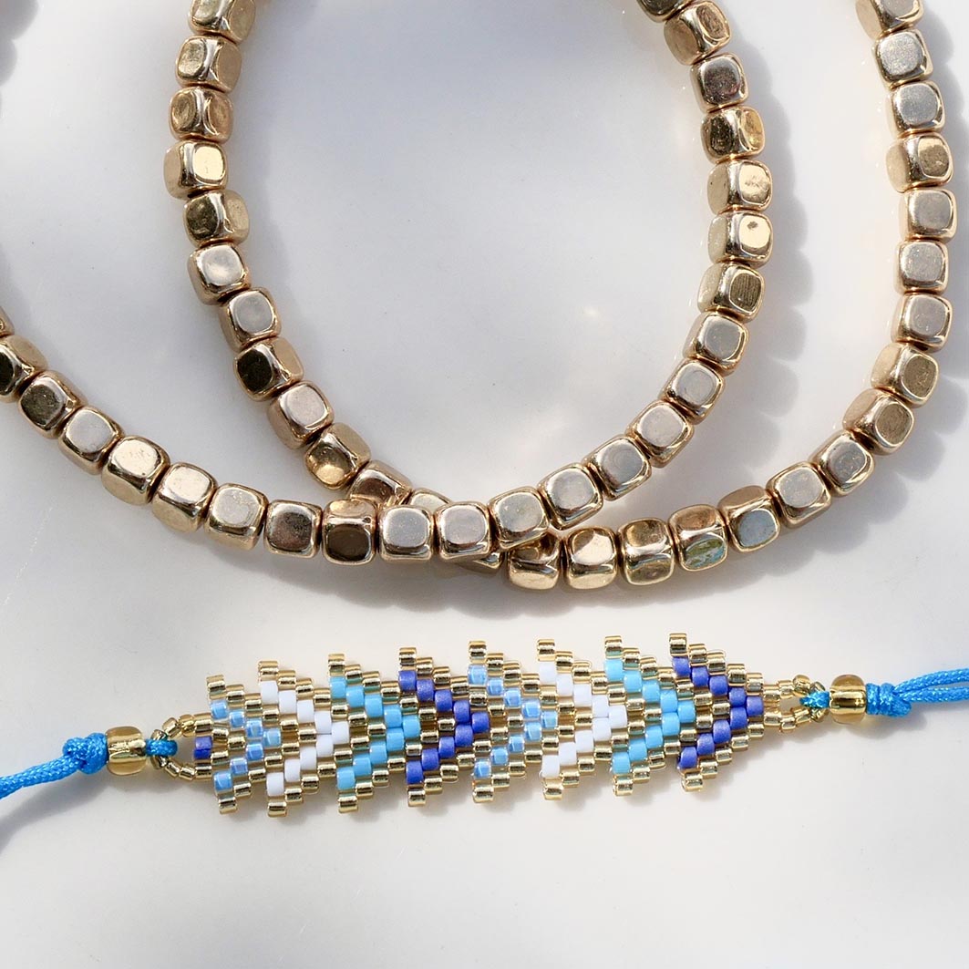 Set Lagoon Glow – deux bracelets dorés et un chevron aux tons bleus
