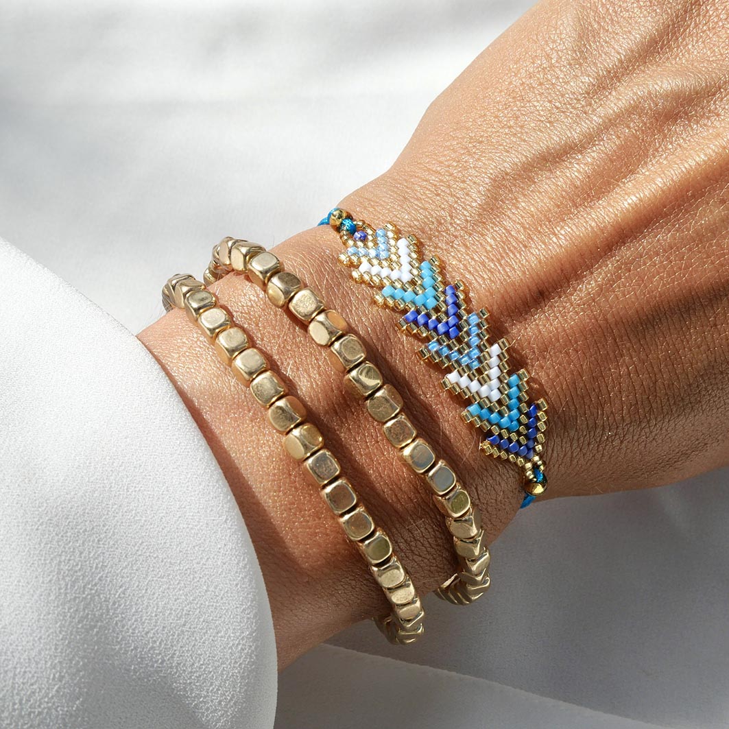 Bracelets dorés avec chevron bleu et blanc Lagoon Glow