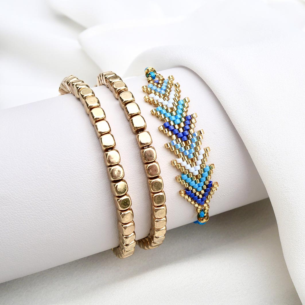 Trio de bracelets Lagoon Glow en hématite dorée et chevron bleu