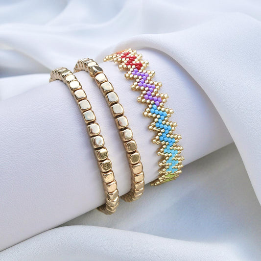 Bracelets dorés avec chevron tissé aux couleurs de l’arc-en-ciel