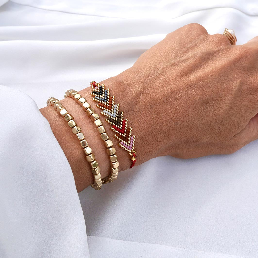 Set Red Flame – deux bracelets dorés et un chevron coloré