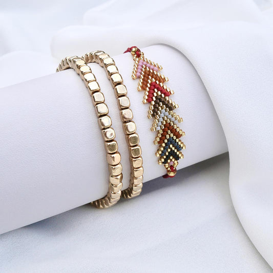 Bracelets dorés avec chevron tissé rouge, noir et doré