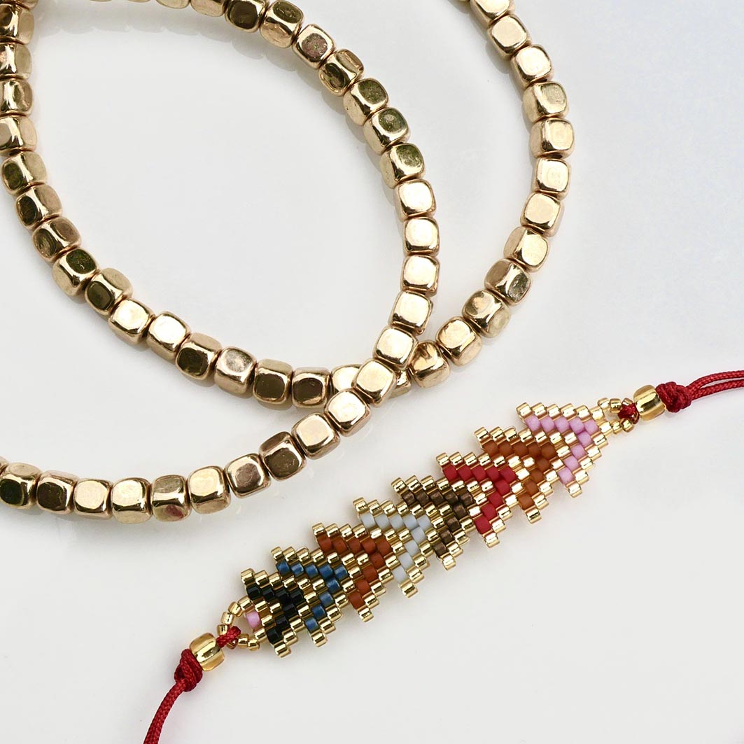 Trio de bracelets Red Flame en hématite dorée et chevron rouge