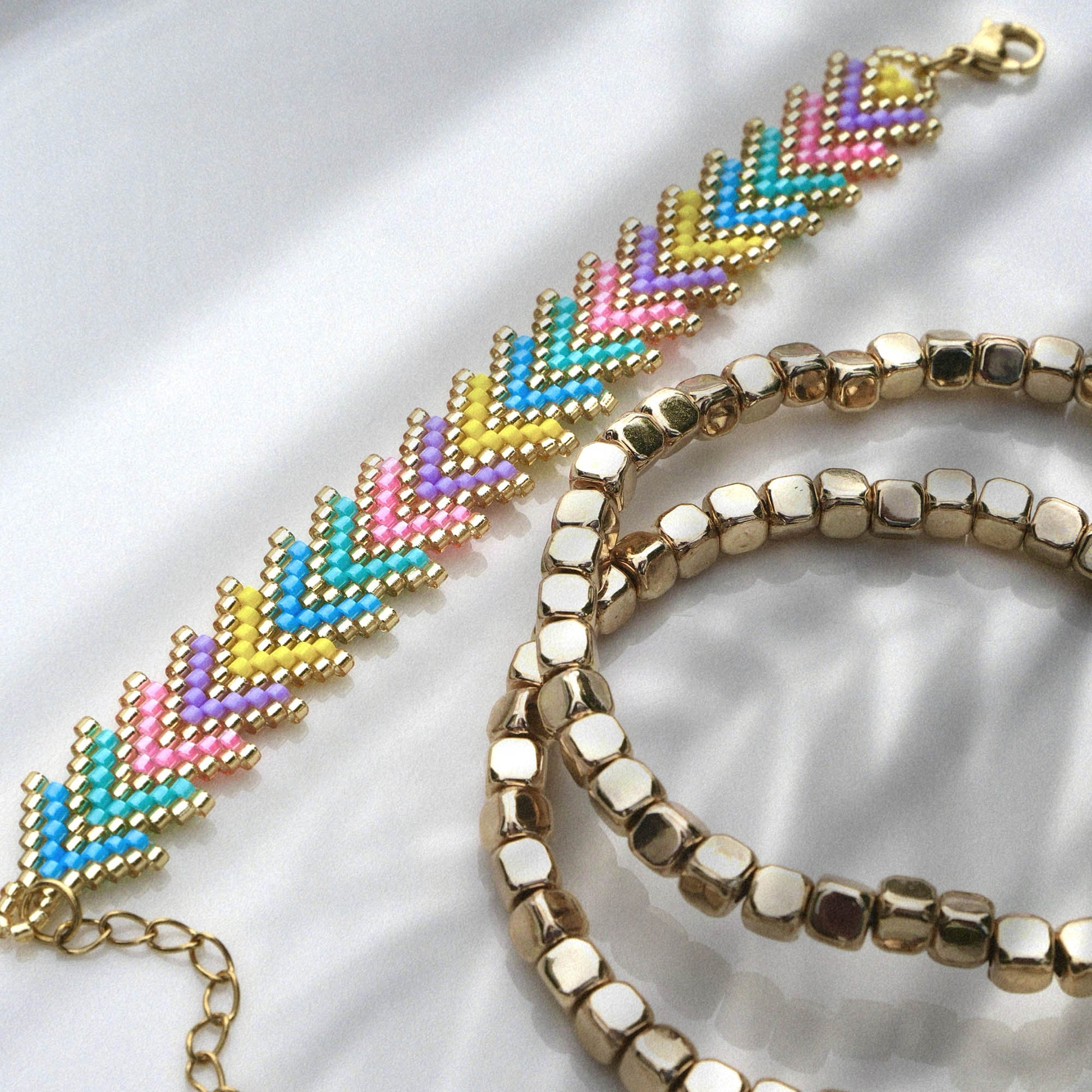 tropical-beam-bracelets-dores-hematite-multicolore-hymaya.jpg